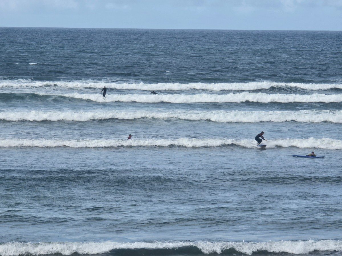 3-4ft waves with a onshore breeze, 9kts SW. Air  17C, sea 17.9C, high tide 19:31 and 07:55, low tide 13:01 